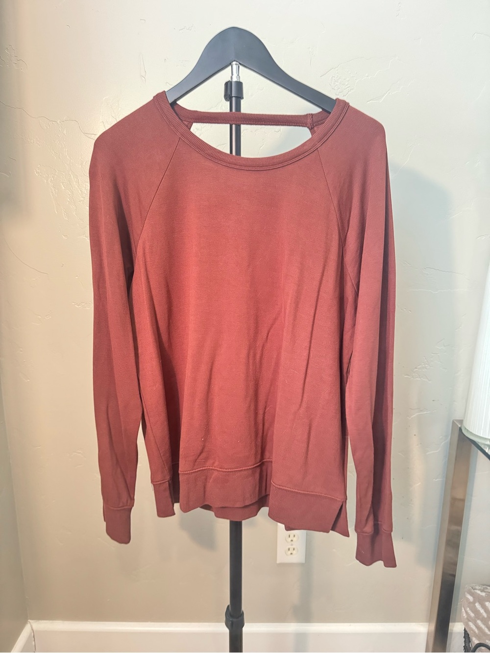 Threads 4 Thought Danica Feather Fleece Criss Cross Sweatshirt Rust Women’s Med